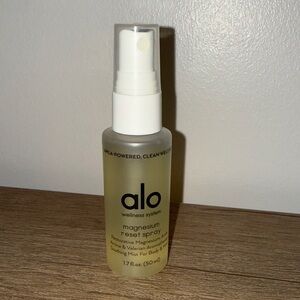 ALO Yoga Magnesium Reset Spray — Clear and White